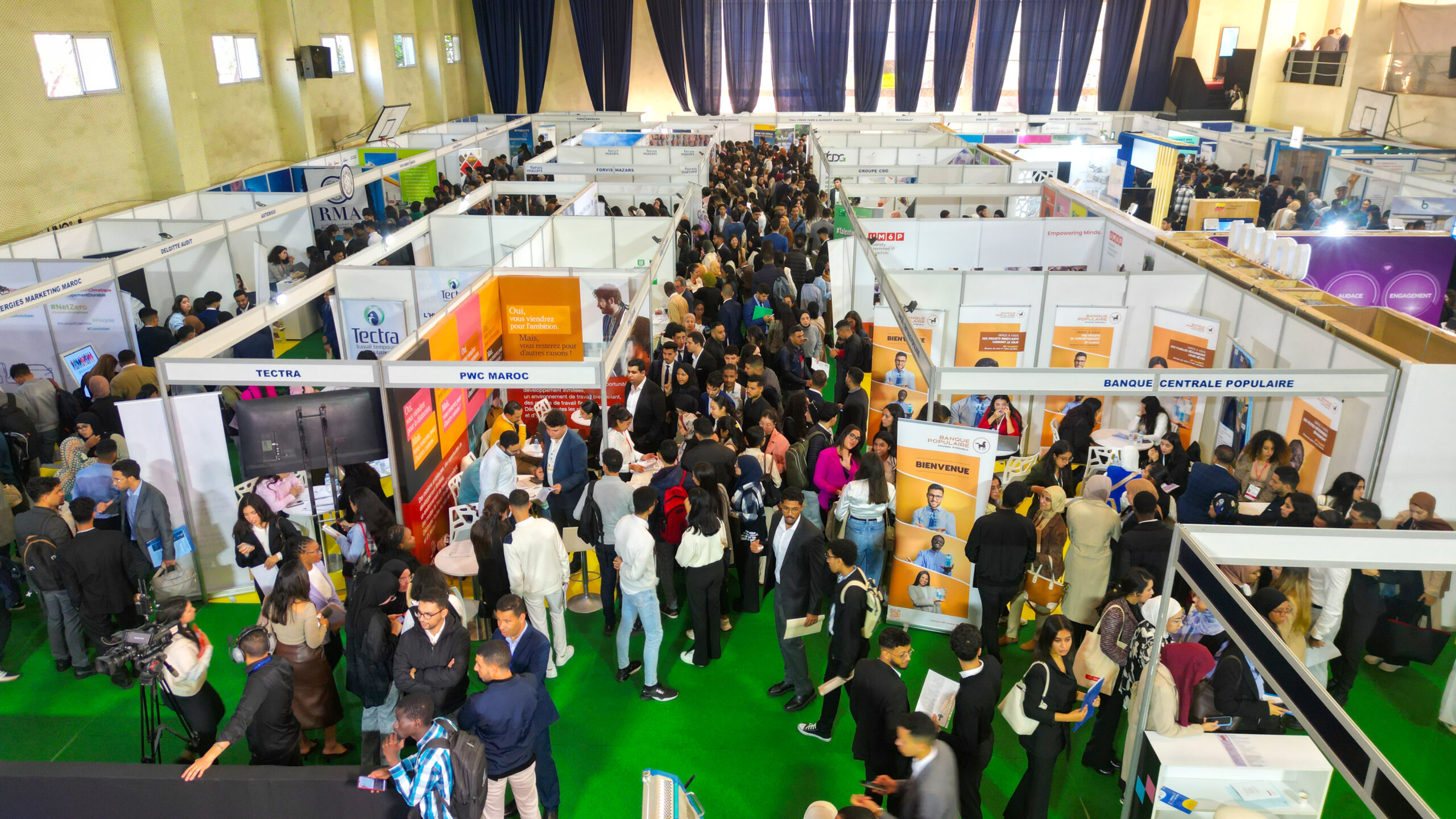 Vue aérienne du salon de recrutement CDM